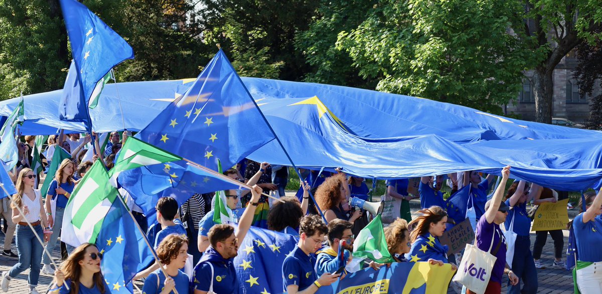RebeccaBreitman's tweet photo. 🇪🇺Avec la société civile européenne nous avons marché aujourd’hui à #strasbourg , à quelques heures de la fin de conférence sur l’avenir de l’Europe, pour demander aux dirigeants de tous bords de passer des paroles aux actes ! 
#sommetdestrasbourg 
#conventionnow #jefspirit https://t.co/dnHEN1Wx1S
