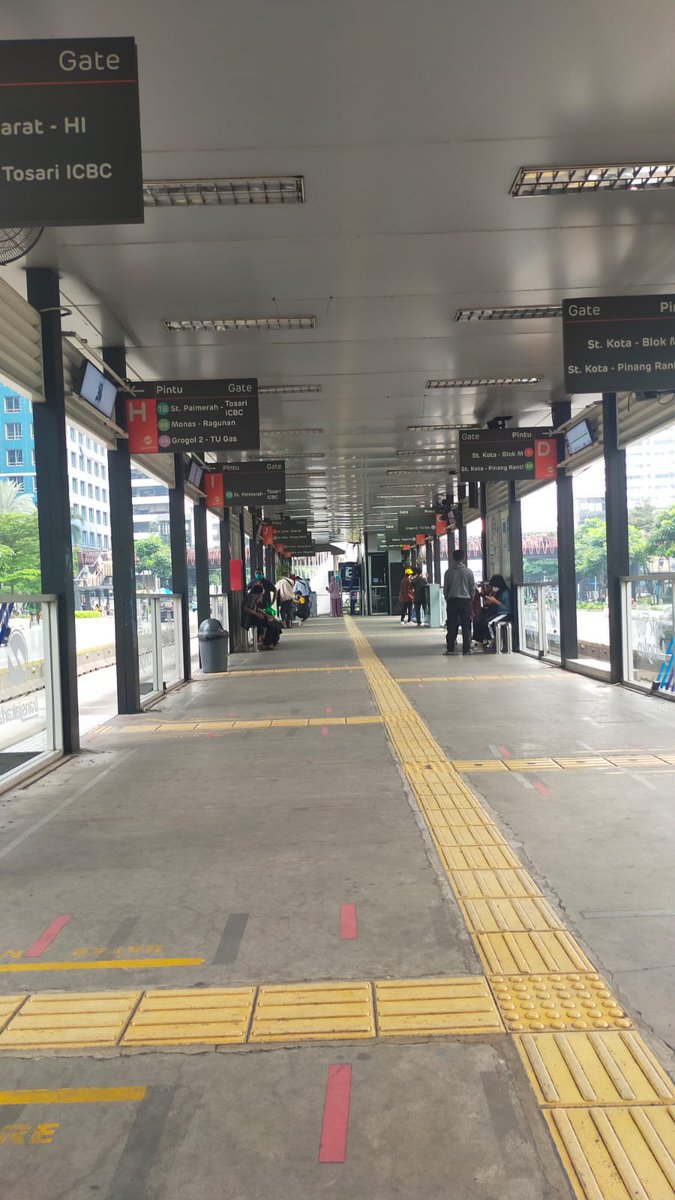 Tadi naik busway, transit di halte karet, sudirman cuma buat mengenang masa berangkat kerja bareng Bapak, dianter sampe halte dan ditungguin sampe naik busway.