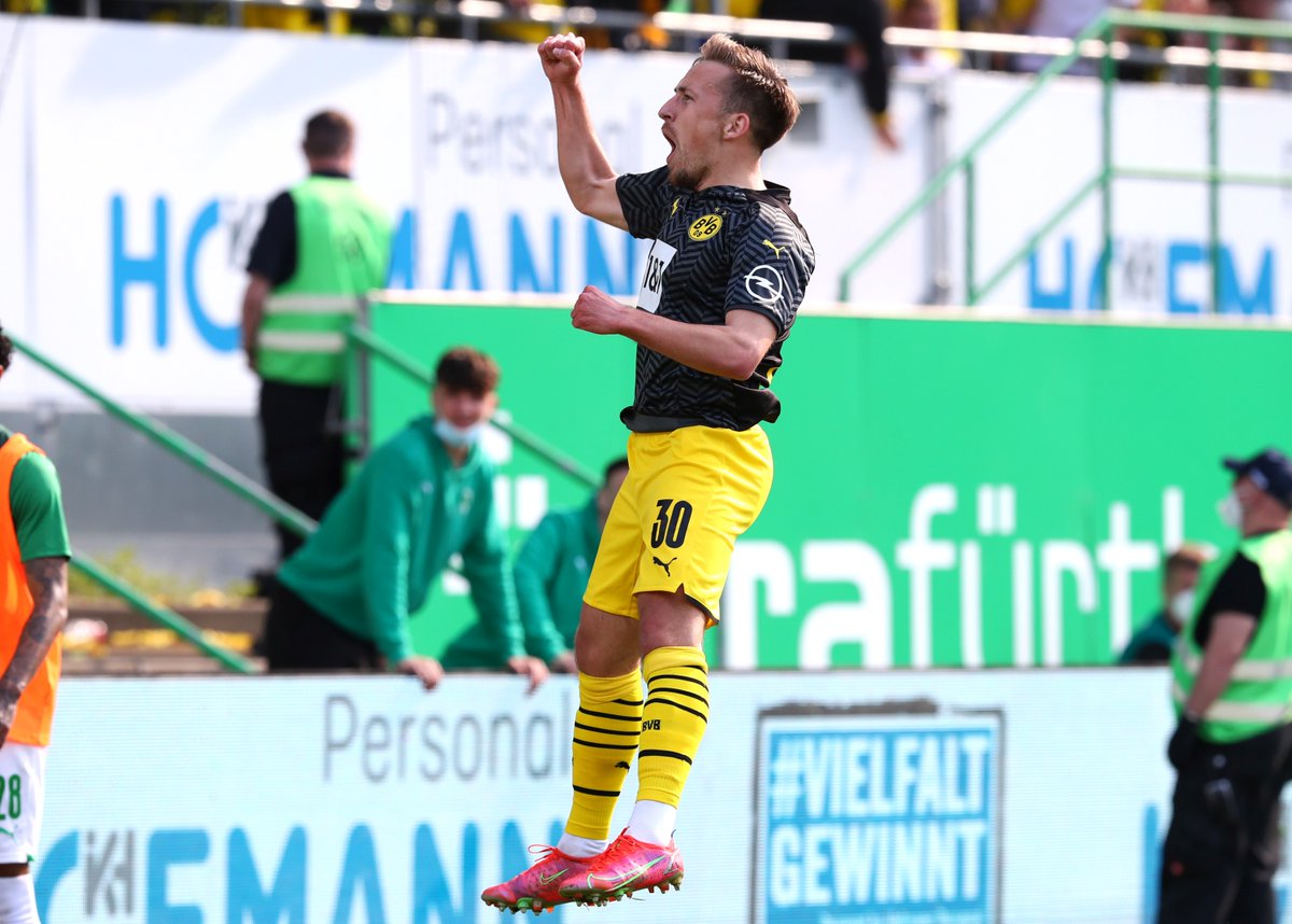 schwatzgelbde's tweet photo. Lauer Kick - laue Stimmung. Letztlich hatte das heutige Auswärtsspiel bei der SpVgg #Fürth eher den Charakter eines Freundschaftsspiels. Mit 3:1 gewann der #BVB daher letztlich auch recht locker das letzte Auswärtsspiel der Saison. Unsere 📸 zu #SGFBVB. https://t.co/LvEI6xtJyo
