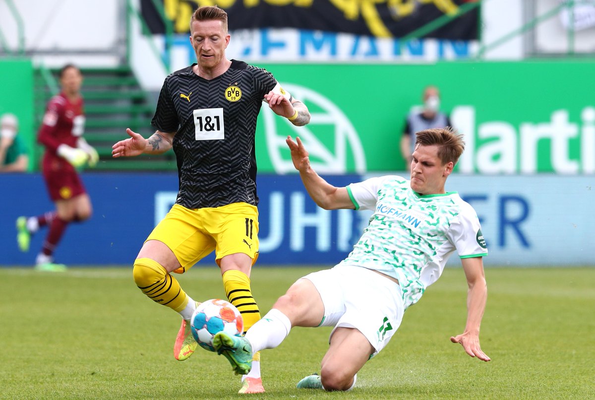 schwatzgelbde's tweet photo. Lauer Kick - laue Stimmung. Letztlich hatte das heutige Auswärtsspiel bei der SpVgg #Fürth eher den Charakter eines Freundschaftsspiels. Mit 3:1 gewann der #BVB daher letztlich auch recht locker das letzte Auswärtsspiel der Saison. Unsere 📸 zu #SGFBVB. https://t.co/LvEI6xtJyo