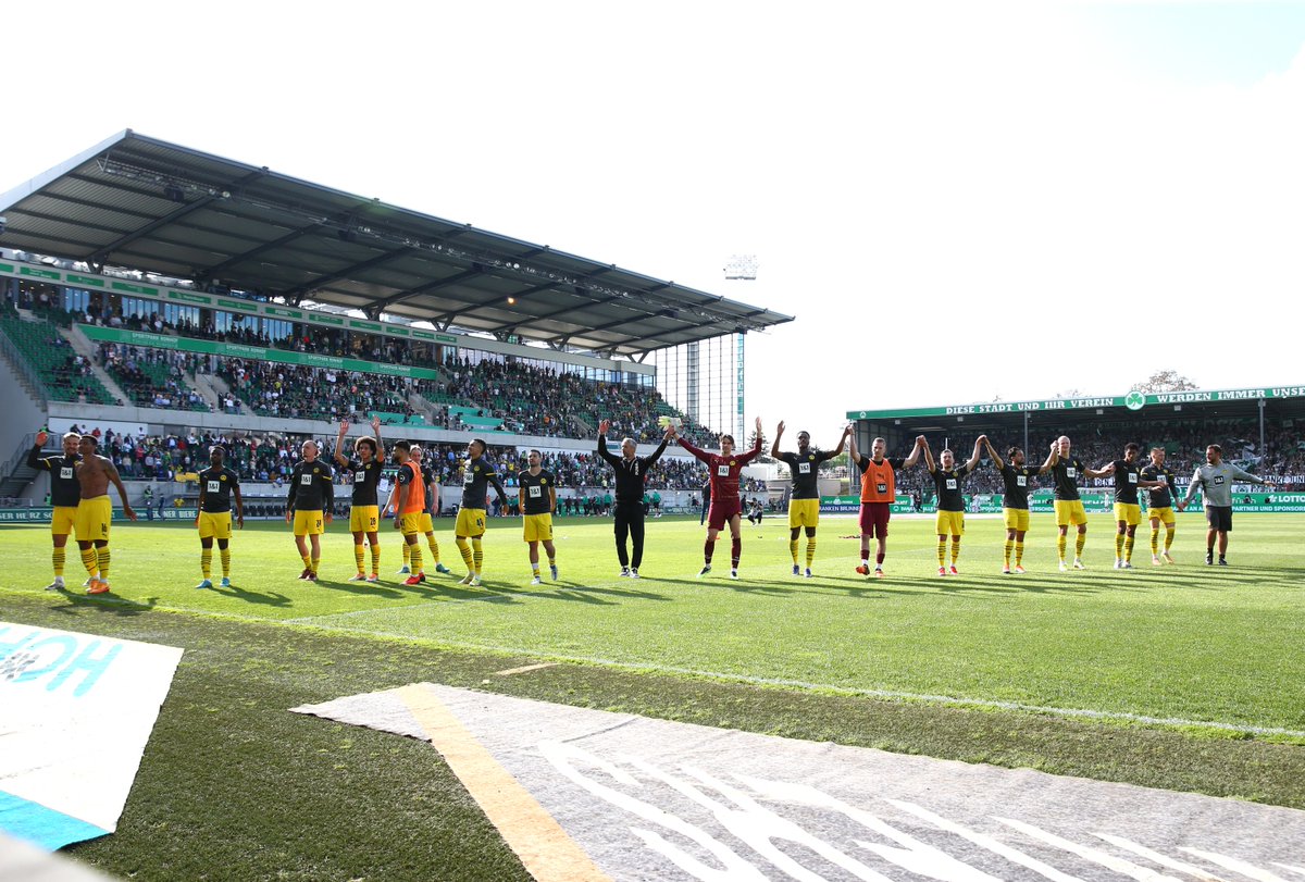 schwatzgelbde's tweet photo. Lauer Kick - laue Stimmung. Letztlich hatte das heutige Auswärtsspiel bei der SpVgg #Fürth eher den Charakter eines Freundschaftsspiels. Mit 3:1 gewann der #BVB daher letztlich auch recht locker das letzte Auswärtsspiel der Saison. Unsere 📸 zu #SGFBVB. https://t.co/LvEI6xtJyo