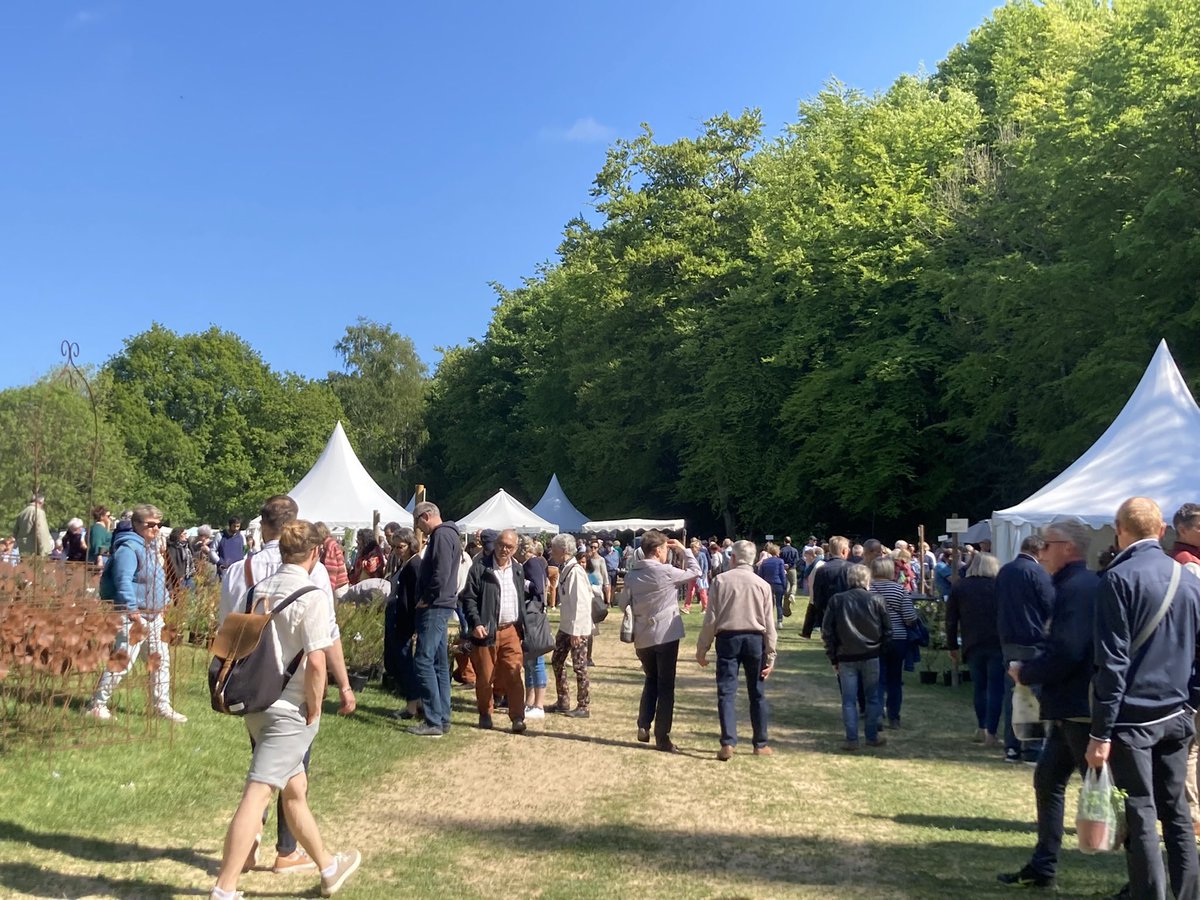 AvecMistler's tweet photo. Succès d’affluence pour la 9e édition de « Presqu’île en fleurs », le rendez-vous botanique du Cotentin, dans le parc du Château des Ravalet ! https://t.co/Qvgzw2SYSO
