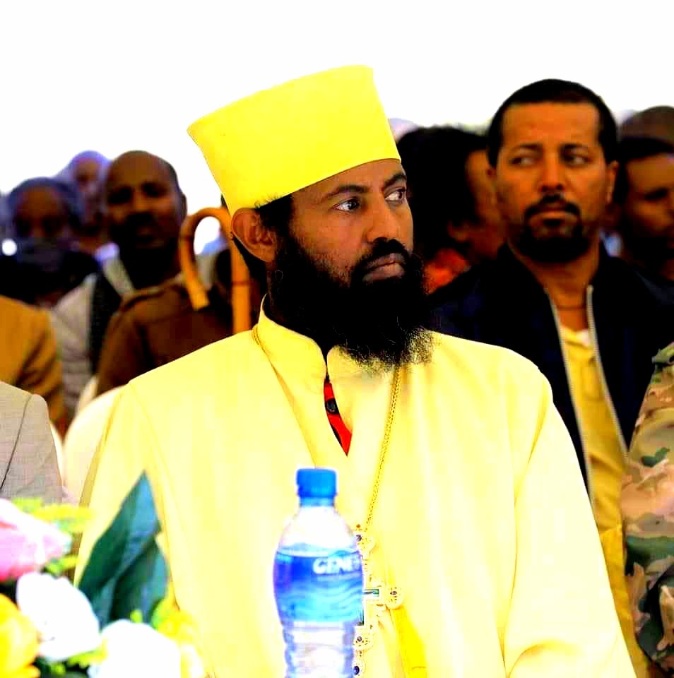 Wolloya1's tweet photo. A Church official in #Gondar allegedly having a role in #GondarMassacre went on 'Tewahdo Media' claiming he caught "extremists red handed with Uranium bomb"

He tried to gaslight the massacre by fabricating nuclear stories -victim blaming at its best!

#IslamophobiaInEthiopia https://t.co/R6F4cdKNbI