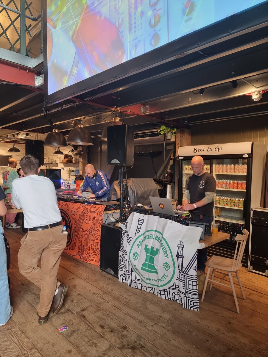 Sja1310's tweet photo. 3rd and final session of @arundelbrewfest at The Brewhouse Project. Great music, great crowd and fantastic beer! #arundelbrewery #craftbeer #realale #workinglocal #sunnysussex #outintheopen #crossbush #Arundel #drinkresponsibly https://t.co/TWIJARgIkz
