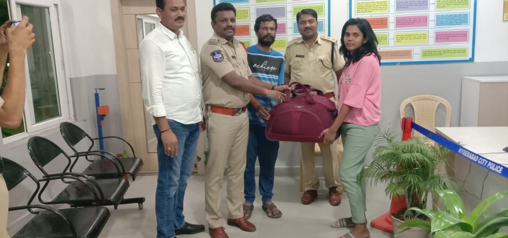 ఓ మహిళ తన బ్యాగును ఆటోలో మర్చిపోయింది. మలక్‌పేట పీఎస్ సిబ్బంది సీసీ కెమెరాల సాయంతో ఆమె బ్యాగ్‌ని గుర్తించి ఏసీపీ శ్రీ ఎన్ వెంకటరమణ, సీఐ శ్రీ కె శ్రీనివాస్, మలక్‌పేట పీఎస్ డీఐ శ్రీ డి నాను నాయక్ సమక్షంలో ఆమె బ్యాగ్‌ని అందజేశారు.