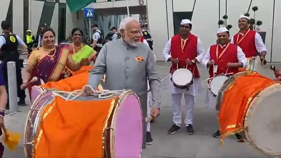 Halla_Bol_De's tweet photo. वो जो 3 दिन कि यात्रा और वहॉ ढोलक वाला कार्यक्रम करके लौटे है उसका खर्चा #LPG में जोड़ दिया गया है अब आपको 50 रुपये और ज्यादा चुकाने पड़ेगे।
#Congratulations
#PMModi #PMModiInEurope
#OhMyGOD
#DoctorStrange https://t.co/l8vbmgALQO