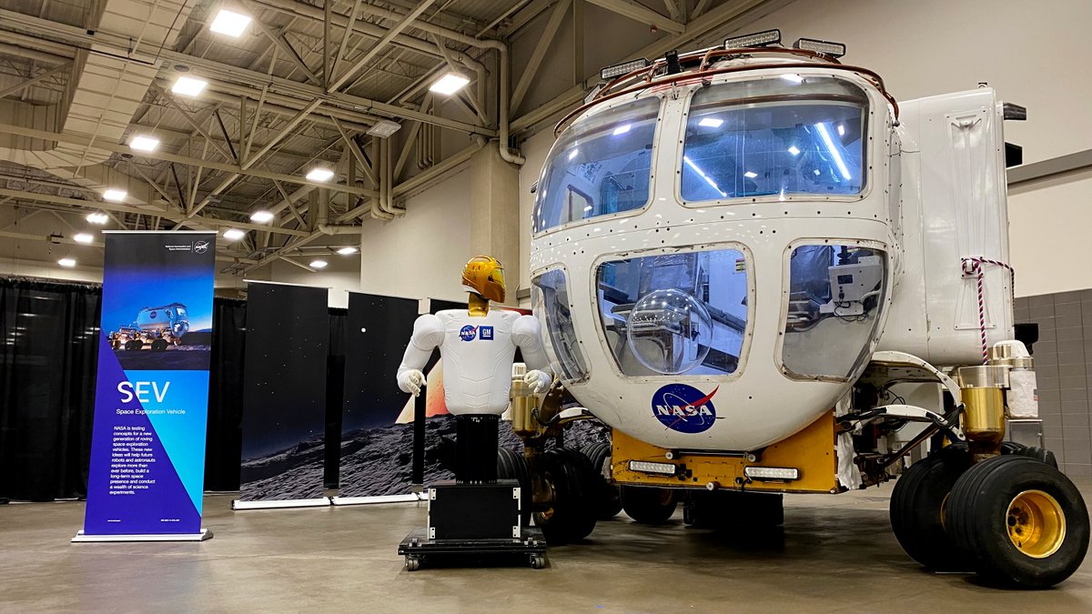 REC_Foundation's tweet photo. Our Competition Sponsor NASA brought their Space Exploration Vehicle to VEX Worlds! Check it out along with a model of Dragonfly, a rotorcraft lander mission – part of NASA's New Frontiers Program, provided by Johns Hopkins APL.  @NASA @recfoundation @vexrobotics #VEXWorlds https://t.co/fmv9qHCBx8