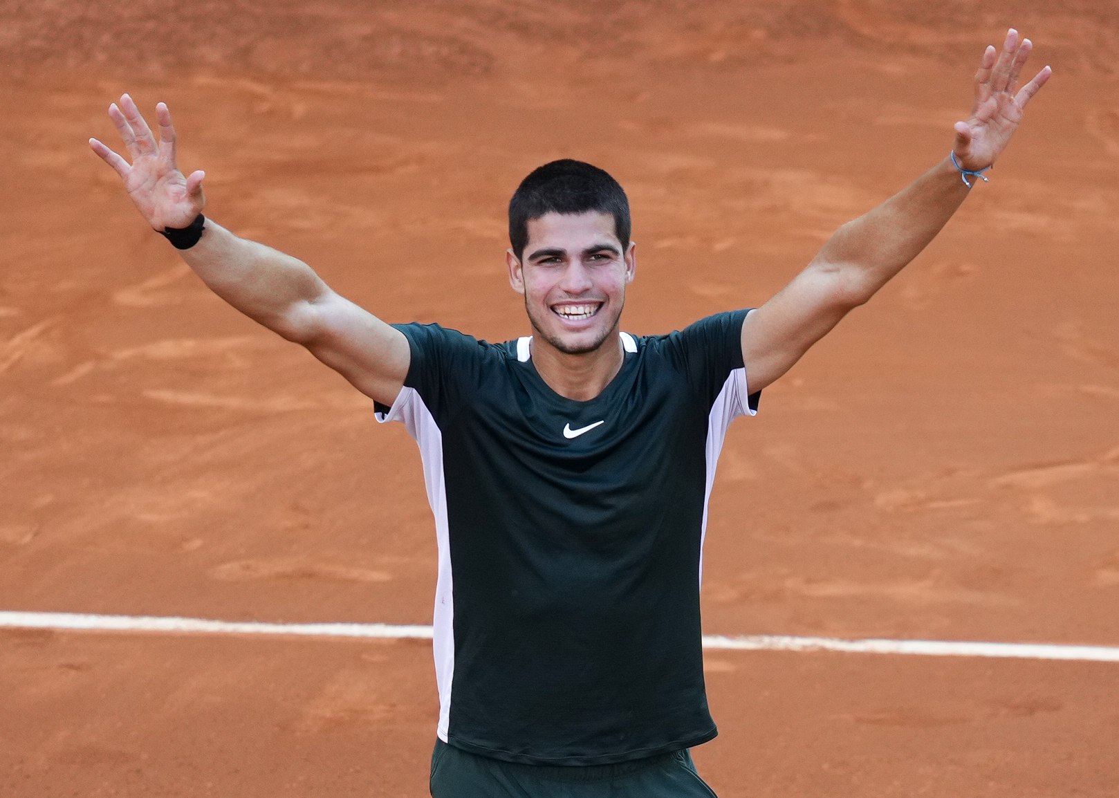 Carlos Alcaraz celebrando al finalizar el partido.