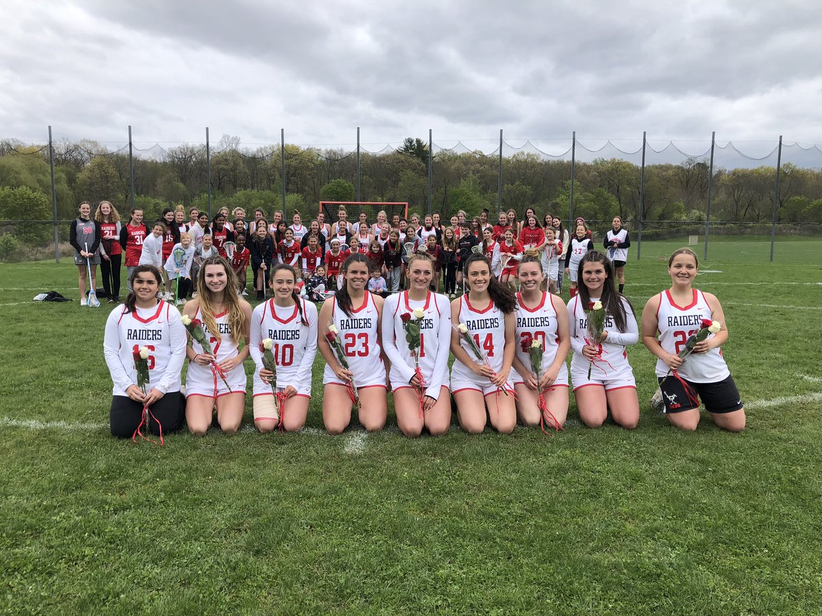 MsLonsLearners's tweet photo. Congratulations to our seniors! We are so proud of all that these 9 have accomplished and can’t wait to watch them continue to succeed as they head off to college! 🥍🐾 @NRGirlsLacrosse @NRockathletics Thank you @NRGirlsYouthLax for coming out to celebrate our program! https://t.co/5kVBcMhN3j