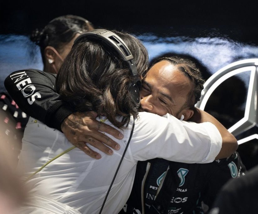 LH44NEWS's tweet photo. Lewis Hamilton e Michelle Obama. 💜 https://t.co/2zrZf4Nin0