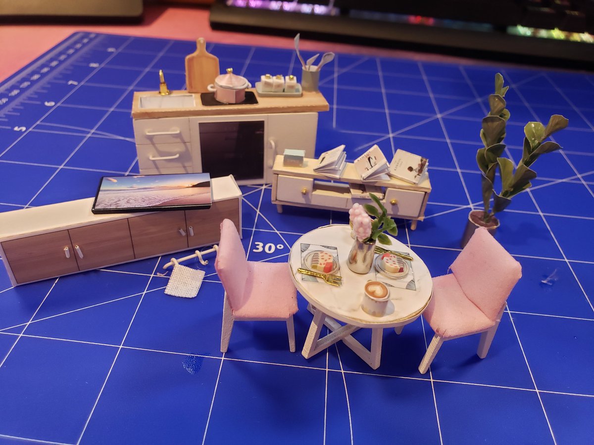 NauziraTv's tweet photo. On commence a accumuler quelques poti meubles sympa la 😍 #miniature #dollhouse #mini #minimaison #maquette #modélisme 😎 https://t.co/rvnIONeIax