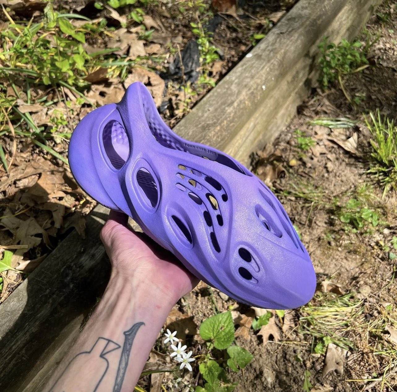 spraypainted foam runners｜TikTok Search