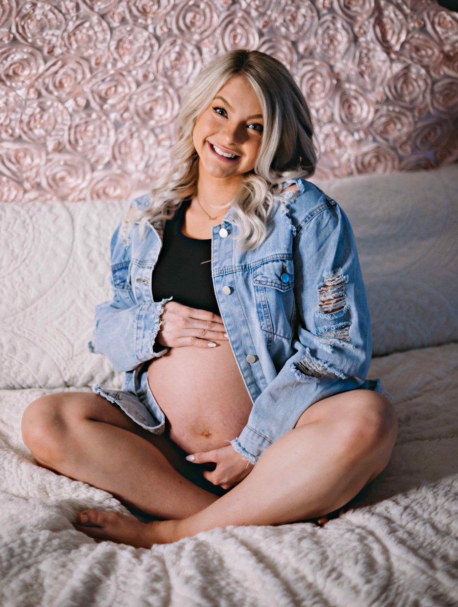 CollinssDesiree's tweet photo. girl mama 🌸 https://t.co/tvuLfvVsjd