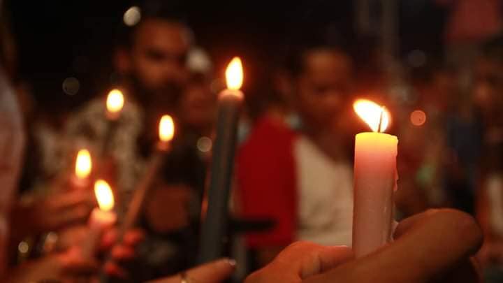 AylinAlvarezG's tweet photo. Impresionantes y respetuosas las fotos de nuestros jóvenes artistas anoche en las #RomeríasdeMayo con sede en Holguín, desde allí un sentido tributo a las víctimas del accidente en el #HotelSaratoga así ha sido desde el primer minuto la actitud de la juventud cubana @DiazCanelB https://t.co/0PbtRjPJS8