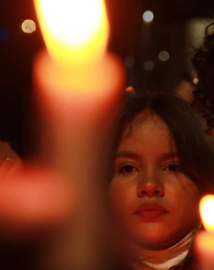 AylinAlvarezG's tweet photo. Impresionantes y respetuosas las fotos de nuestros jóvenes artistas anoche en las #RomeríasdeMayo con sede en Holguín, desde allí un sentido tributo a las víctimas del accidente en el #HotelSaratoga así ha sido desde el primer minuto la actitud de la juventud cubana @DiazCanelB https://t.co/0PbtRjPJS8