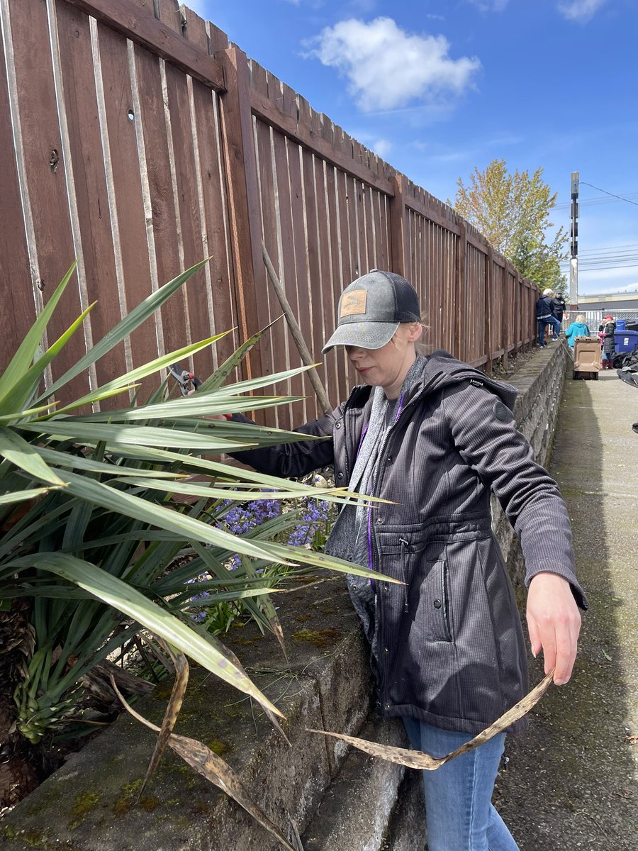 VoteForAshley1's tweet photo. Spending some time this afternoon helping clean up the new Next Chapter house. We’ll be here until the project is done. Come down and help us create a beautiful space for pregnant women, and moms experiencing homelessness. We’re right next to Spud’s Pizza on Pacific Avenue. https://t.co/iYDtoCsVJQ