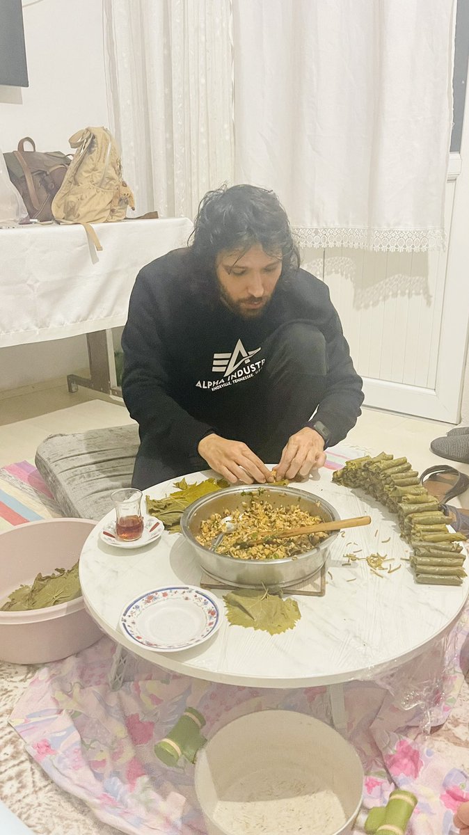 VOLKANKESKIN's tweet photo. Bizim köyde sarma bilmeyeni önce annesi döver♥️ #annelergünükutluolsun https://t.co/xciJmBfU0t