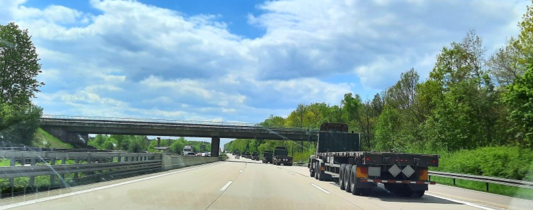 sinnsturm's tweet photo. Auf der #Autobahn in #Deutschland: Es ist #Kieg in #Europa! #Ukraine #UkraineKrieg #UkraineRussiaWar #StopWar #Waffen #Germany https://t.co/XHkjXGrTZh