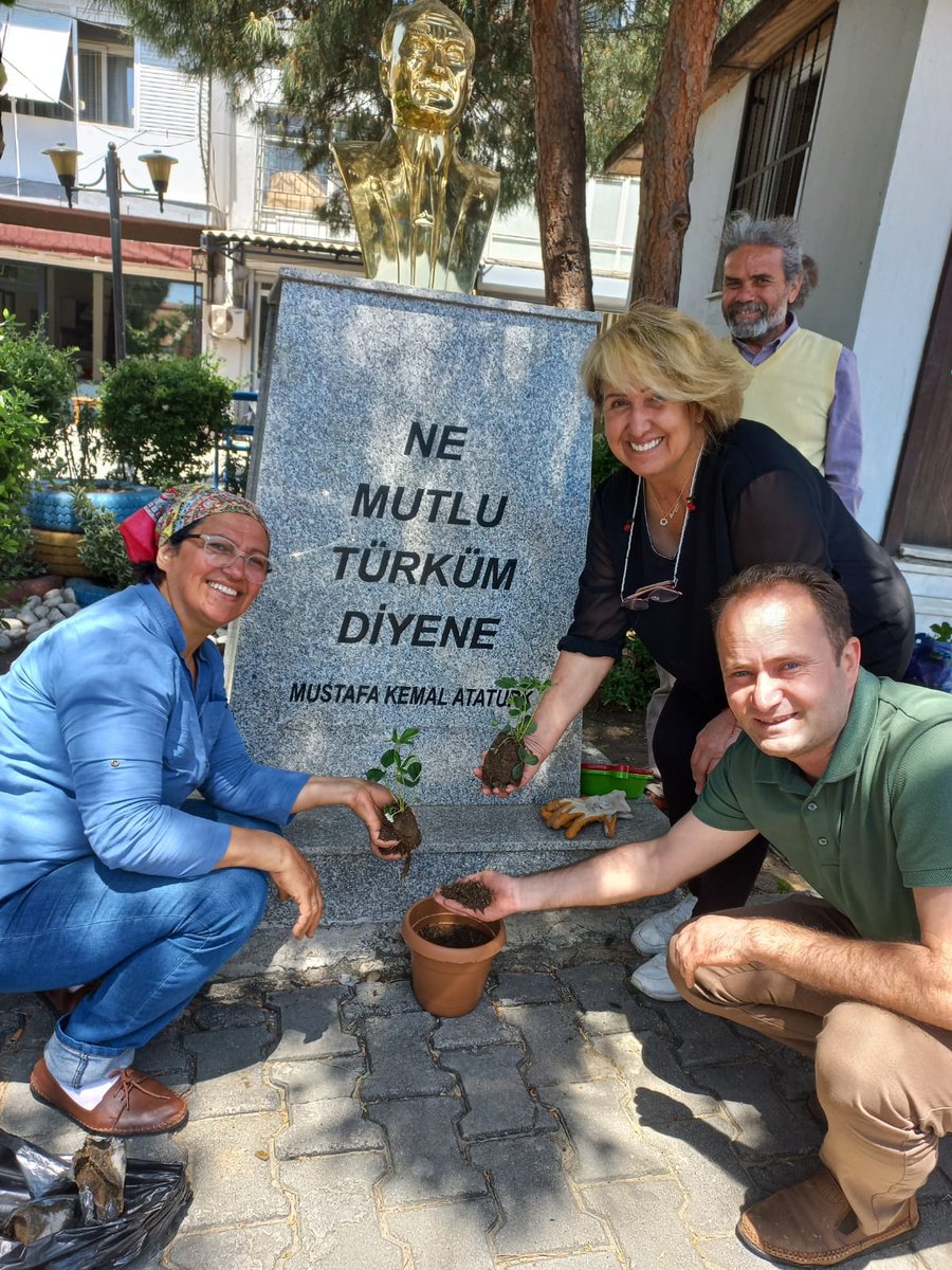 Ariffcaliskan's tweet photo. EMEĞİM VAR MEYVEM VAR PROJESİ !
CHP Parti Okulu'nun eğitim projesi olarak çocuklarımıza bitki yetiştirme bilincini geliştirmek amacıyla Bornova Atatürk Mahallesi'nde çocuklarla birlikte saksıda çilek diktik.
#ChpPartiOkulu #Çilek #BitkiDikimi #Tarım https://t.co/SvT7kT3O2j