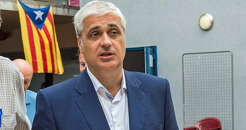 CarlaBuho's tweet photo. Gran @germa_gordo plantant cara des del hall de l'hotel a la candidatura espanyolista chaconista. Que els de @LligaDemocratica paguin el congrés no els dóna dret a orquestrar-ho tot. Gràcies president! https://t.co/VPUDk6RwYS