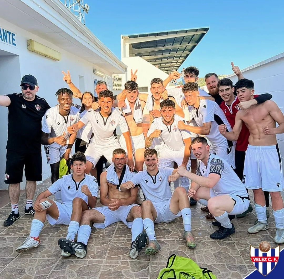 0-2 contra Alhaurino. Con solo dos cambios. Victoria trabajadísima con mucho compromiso y sacrificio. 3 puntos de oro para mantener la categoría de 2° andaluza juvenil. Somos el <a href="/VELEZCFoficial/">Vélez Club de Fútbol</a>