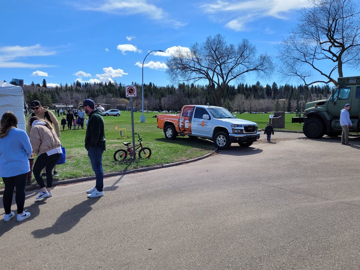 digsafeyeg's tweet photo. A great day sharing the message of Emergency preparation at Get Ready in the park.#YEG #Eapuoc #SafetyFirst #digsafe #utilitysafety.#wherestheline #pembina #keyera https://t.co/1qXhO7Mo42