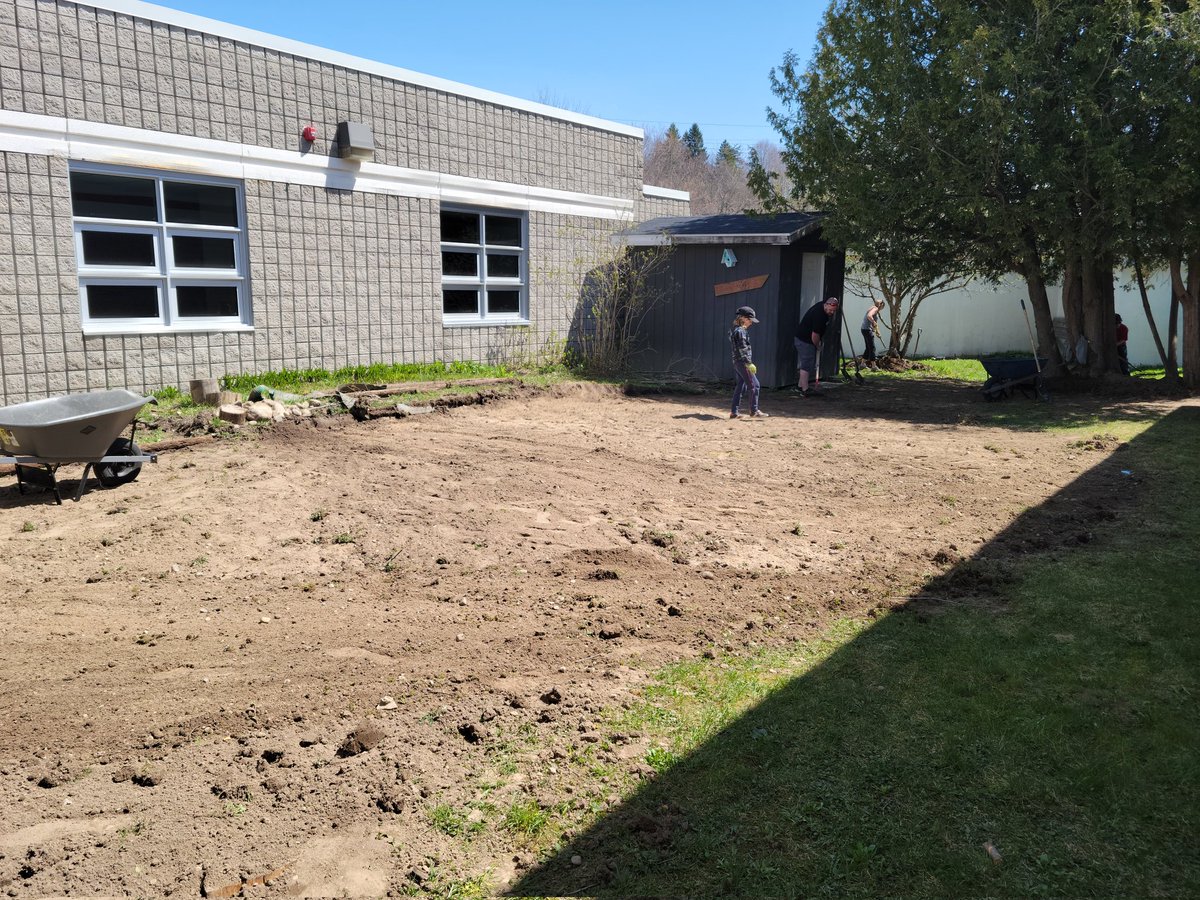 amh_stevenson's tweet photo. A huge thank you to @monckps parent volunteers for their help to level our courtyard today. #feedallfour #monckmagic https://t.co/L0w5076hiU