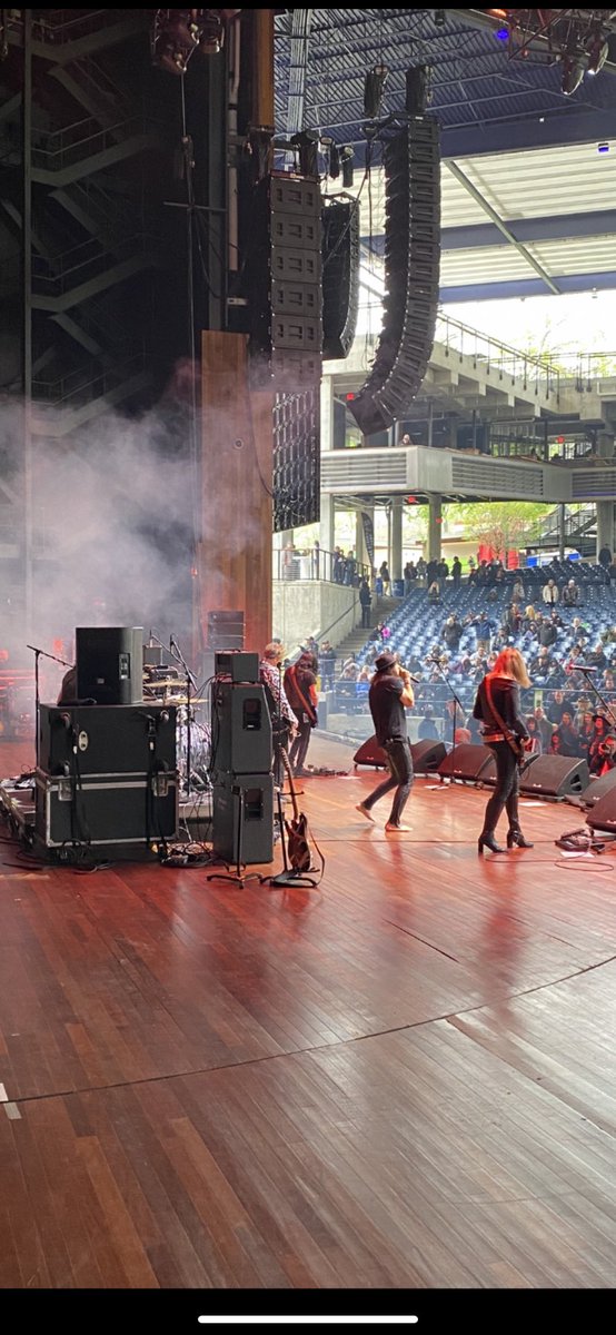 vevo_rock's tweet photo. @vevo is coming to you live from the @M3RockFestival in Maryland. @StephenEPearcy @TomKeiferMusic @theamazingBOC lead today’s lineup. #m3 #vevo #vevoretrorock https://t.co/gAslISe0Lc