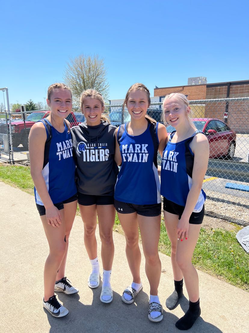 mack433's tweet image. Congratulations to the MTHS Girls 4x100 m relay team on earning All-District Honors and advancing to the Sectional Meet next weekend!!! Great job ladies🐯 @mt_roll @MarkTwainTigers