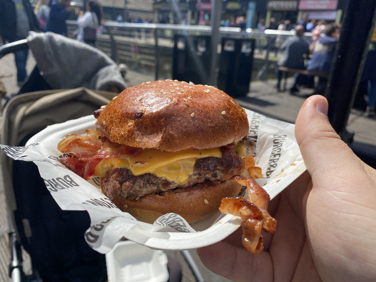 LDNBurgerClub's tweet photo. I visited @burgerandbeyond at Camden Market. Maybe the best ‘street food’ burger I’ve ever had. Delicious and juicy. https://t.co/nBCTZKxejl