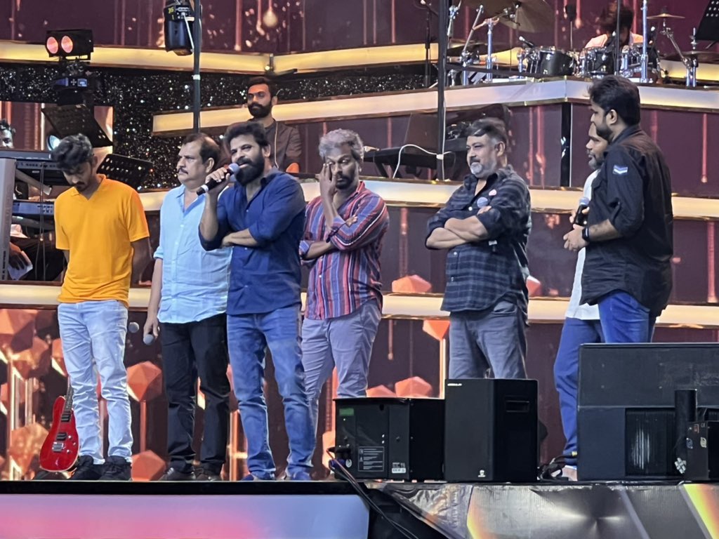 UpdatesViz's tweet photo. A directors filled stage at #25YearsOfYuvan

@directorameer @dirlingusamy @beemji #DirectorEzhil #DirectorThiyagarajaKumarRaja @alvijay90 @elann_t 

#25YearsOfYuvan #25YearsOfYuvanism #U1Records  missing @vp_offl @Premgiamaren and their family song (Yelelu Thalamuraikkum) 😍😍 https://t.co/CppBHzrjfX