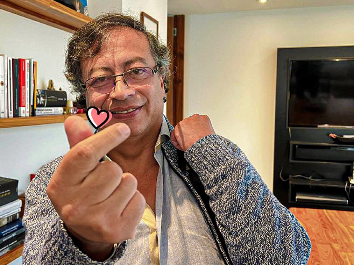 petrogustavo's tweet image. “No importa dónde estés, de dónde seas, el color de tu piel, ni tu identidad de género" un corazón para todas y todos los kpopers de Colombia.

Les invito a ser parte del cambio por la vida, junto a ustedes podremos llegarle al corazón de millones de jóvenes.

¡Les quiero mucho!