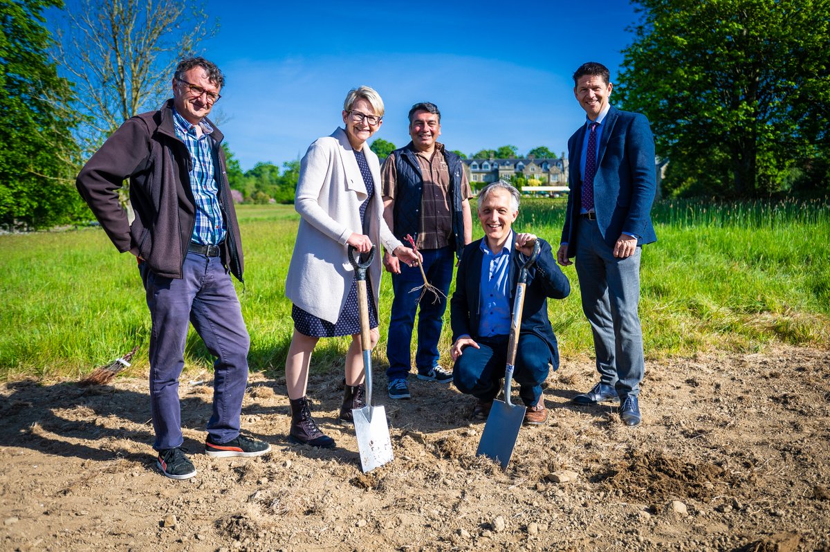 SouthLodgeHotel's tweet photo. First vine planted, 19,499 to go! We are so excited to share the latest project at South Lodge, our very own vineyard in partnership with our friends @RidgeviewWineUK , we can't wait to be toasting the success with a glass of @Exclusive_Hotel own label sparkling wine🥂 https://t.co/VlCjtXqhLy