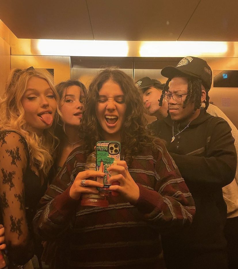 julesleblancbr's tweet photo. jules via @/saltyroast feed 

ela a jayden e a cylia o coração da adm tá como?? 😭 https://t.co/UF6KTF9Tjl