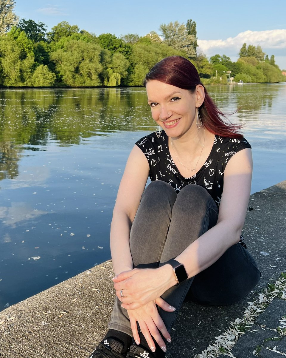 minjas_official's tweet photo. „Alles nur Fake... wer meditiert denn mitm Handy an und in Begleitung, die dann creepy Stalker Fotos von einem macht, während man meditiert?“ Gez. meine Schwester 😂 #nutur #nature #main #offenbach #smile #lachen #lächeln #happy #entspannt https://t.co/3hLDsdeLOX