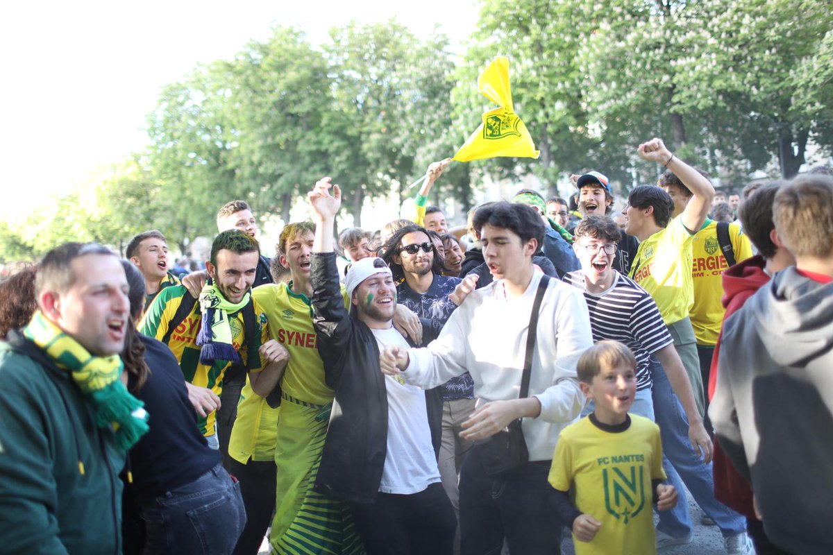 FrRebouh's tweet photo. 🟡🟢 On me dit qu'il y a déjà énormément de monde Cours St Pierre et St André à Nantes pour assister au match. Fier des agents de @Nantesfr et de nos prestataires qui permettent à toutes et tous de vivre ce grand rdv populaire ! #CDF #OGCNFCN #OnEstNantes https://t.co/3kIC99IMkR