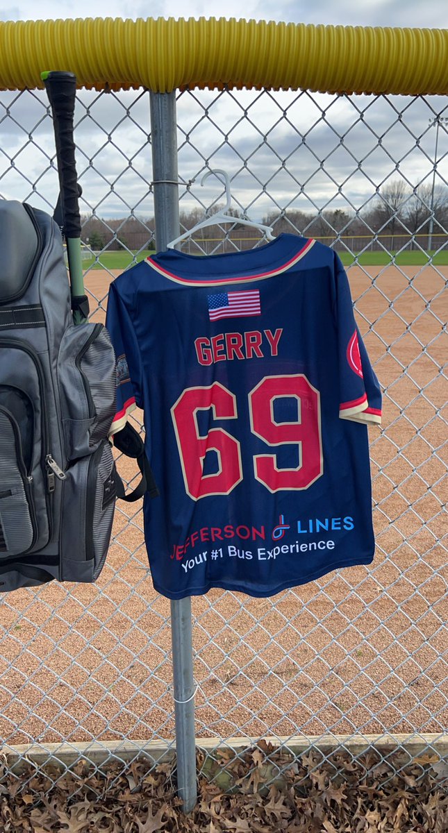 GriffinZmith's tweet photo. First games in the books for @BlueChew, @JLBUS, @WillyMcCoys ! Shoutout for the jerseys from @SotaStickCo and hats from @NorthernLids! 2 wins to start the season! #ChewItandDoIt #sofbtall https://t.co/L8u2IcfeFo