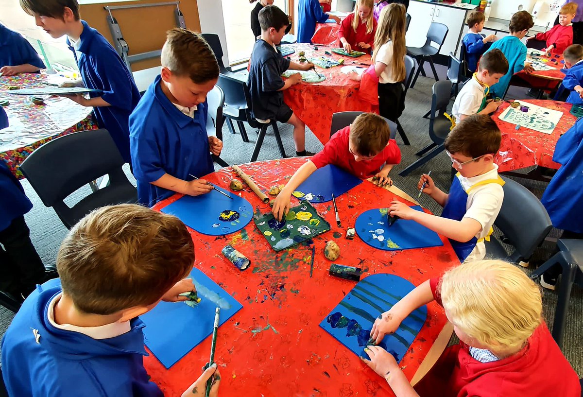 MuirfieldPS's tweet photo. This week several of our classes had their first session with Zoe Gibson from @Hospitalfield, preparing for our annual collaborative art project with @Timmersschool. The children loved working alongside a real artist. https://t.co/oz2sUJjImG