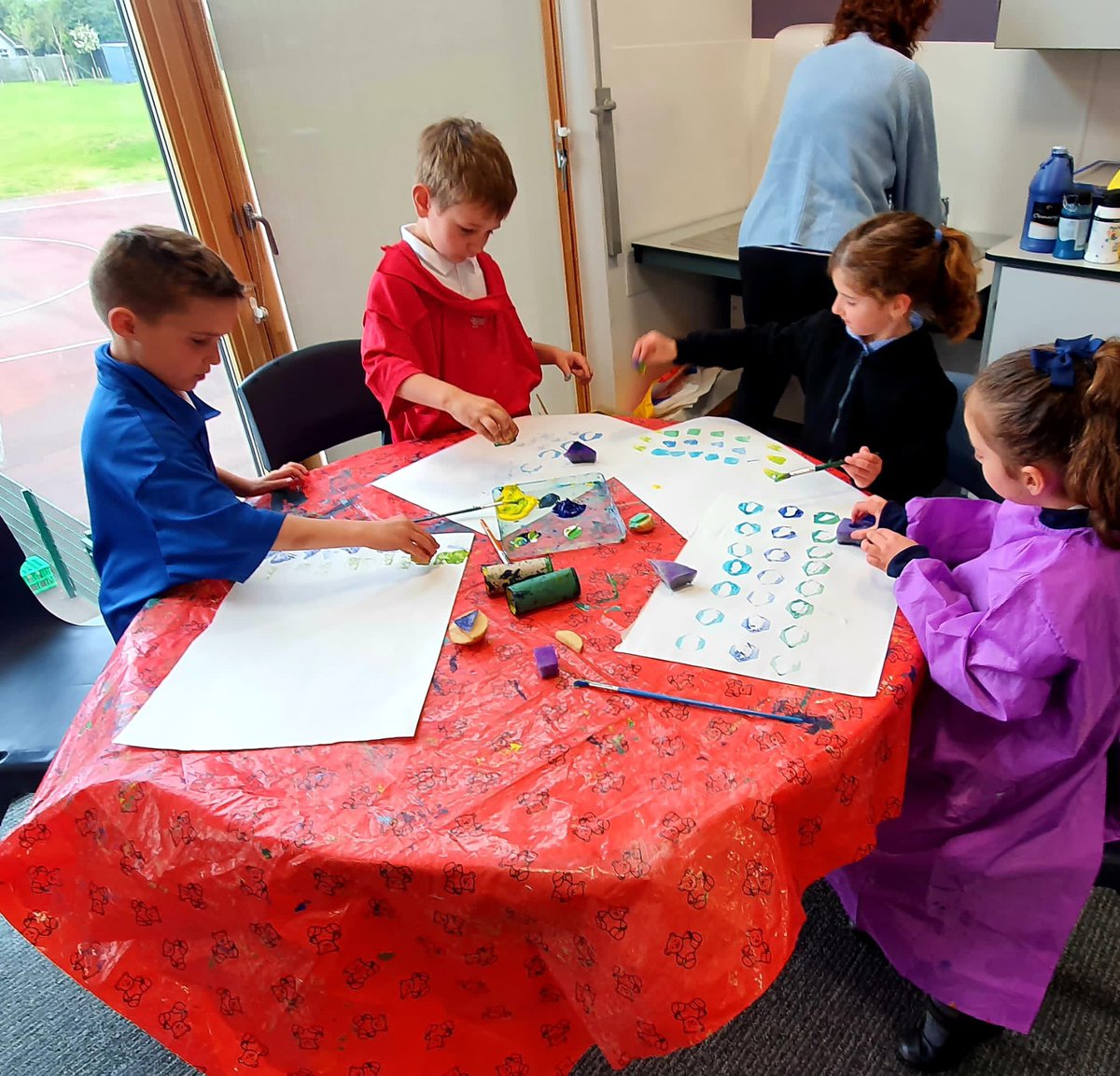 MuirfieldPS's tweet photo. This week several of our classes had their first session with Zoe Gibson from @Hospitalfield, preparing for our annual collaborative art project with @Timmersschool. The children loved working alongside a real artist. https://t.co/oz2sUJjImG