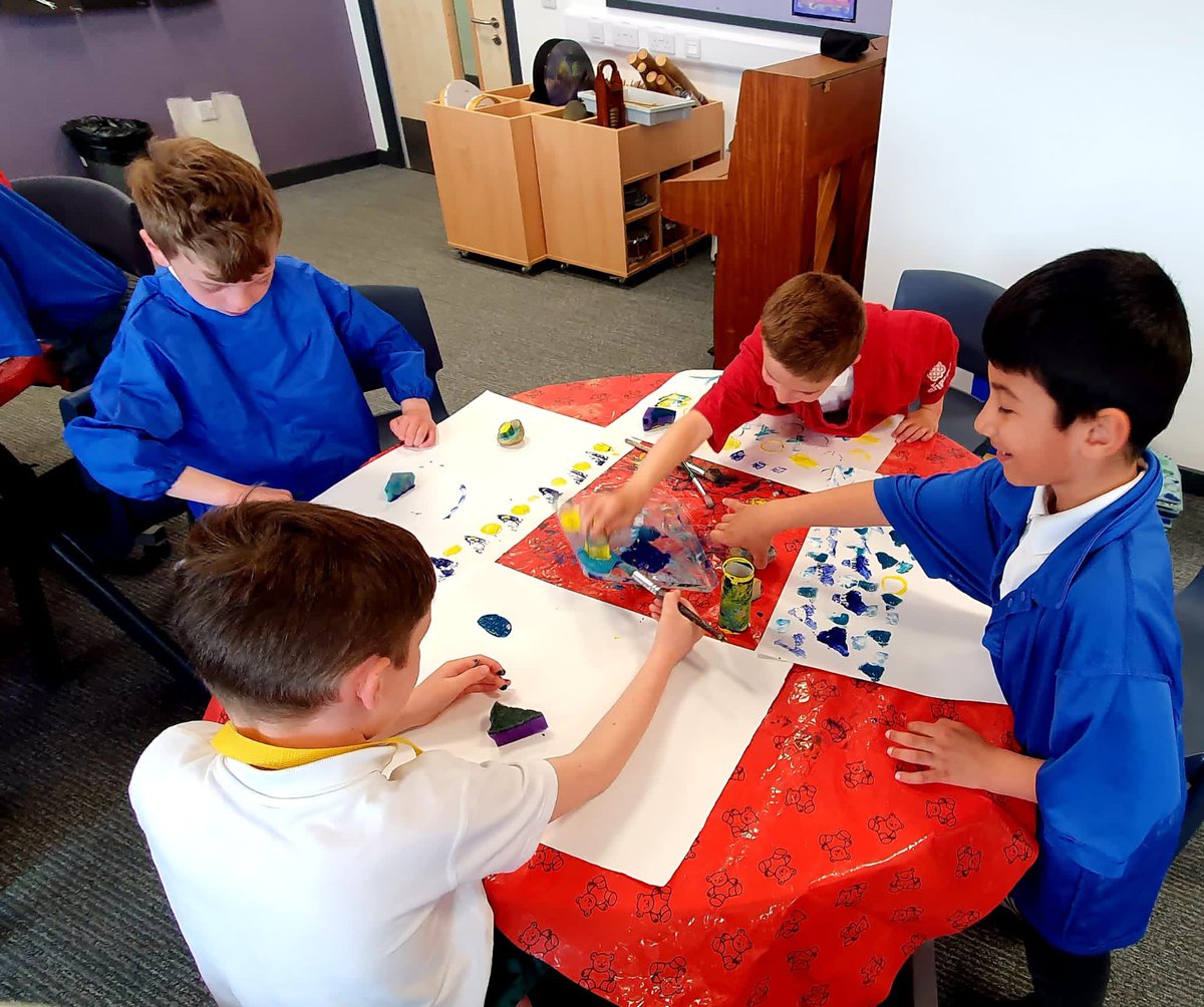 MuirfieldPS's tweet photo. This week several of our classes had their first session with Zoe Gibson from @Hospitalfield, preparing for our annual collaborative art project with @Timmersschool. The children loved working alongside a real artist. https://t.co/oz2sUJjImG