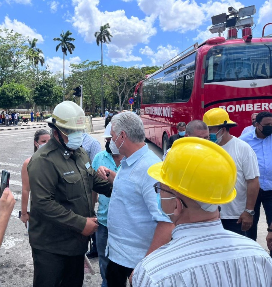 PresidenciaCuba's tweet photo. 🚨🚨🚨🚨Presidente @DiazCanelB llega #AHORA a las inmediaciones del #HotelSaratoga, donde continúan labores de rescate y salvamento.

📌Hace unos minutos concluyó reunión del Grupo de Trabajo del Gobierno donde se evaluaron acciones que se realizan asociadas a la explosión.🇨🇺🇨🇺 https://t.co/jZAxdGw7oU
