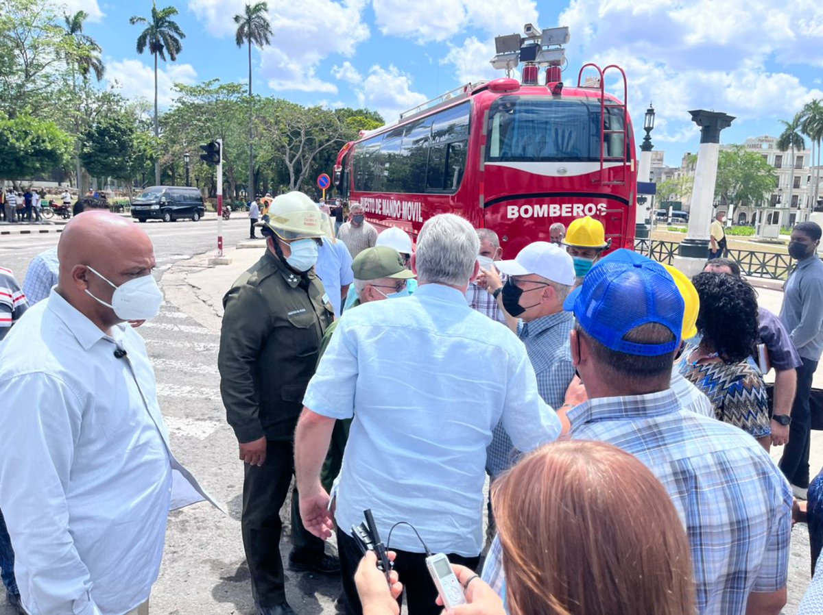 PresidenciaCuba's tweet photo. 🚨🚨🚨🚨Presidente @DiazCanelB llega #AHORA a las inmediaciones del #HotelSaratoga, donde continúan labores de rescate y salvamento.

📌Hace unos minutos concluyó reunión del Grupo de Trabajo del Gobierno donde se evaluaron acciones que se realizan asociadas a la explosión.🇨🇺🇨🇺 https://t.co/jZAxdGw7oU