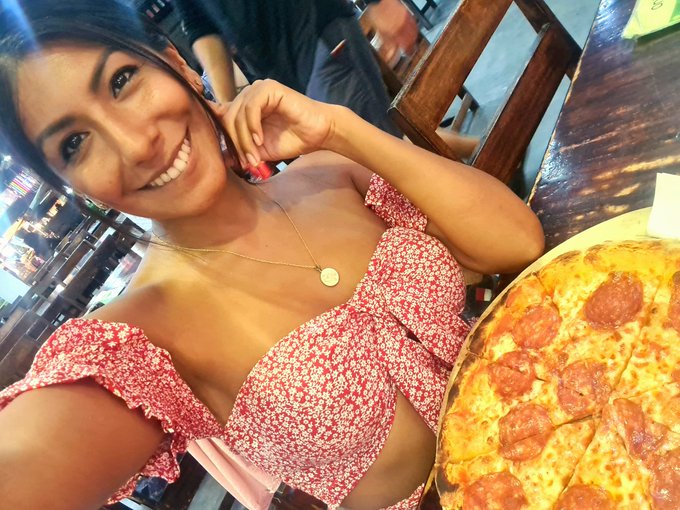 Neanche dall'altra parte del mondo rinuncio alla pizza!! Gnam gnam😋🍕  #pizza #cibo #food #Latin #girl<a href="/tag/girl"class="tags"><span>#girl</span></a><a href="/tag/food"class="tags"><span>#food</span></a><a href="/tag/happy"class="tags"><span>#happy</span></a><a href="/tag/pizza"class="tags"><span>#pizza</span></a><a href="/tag/thailand"class="tags"><span>#thailand</span></a><a href="/tag/latin"class="tags"><span>#latin</span></a><a href="/tag/c"class="tags"><span>#c</span></a>