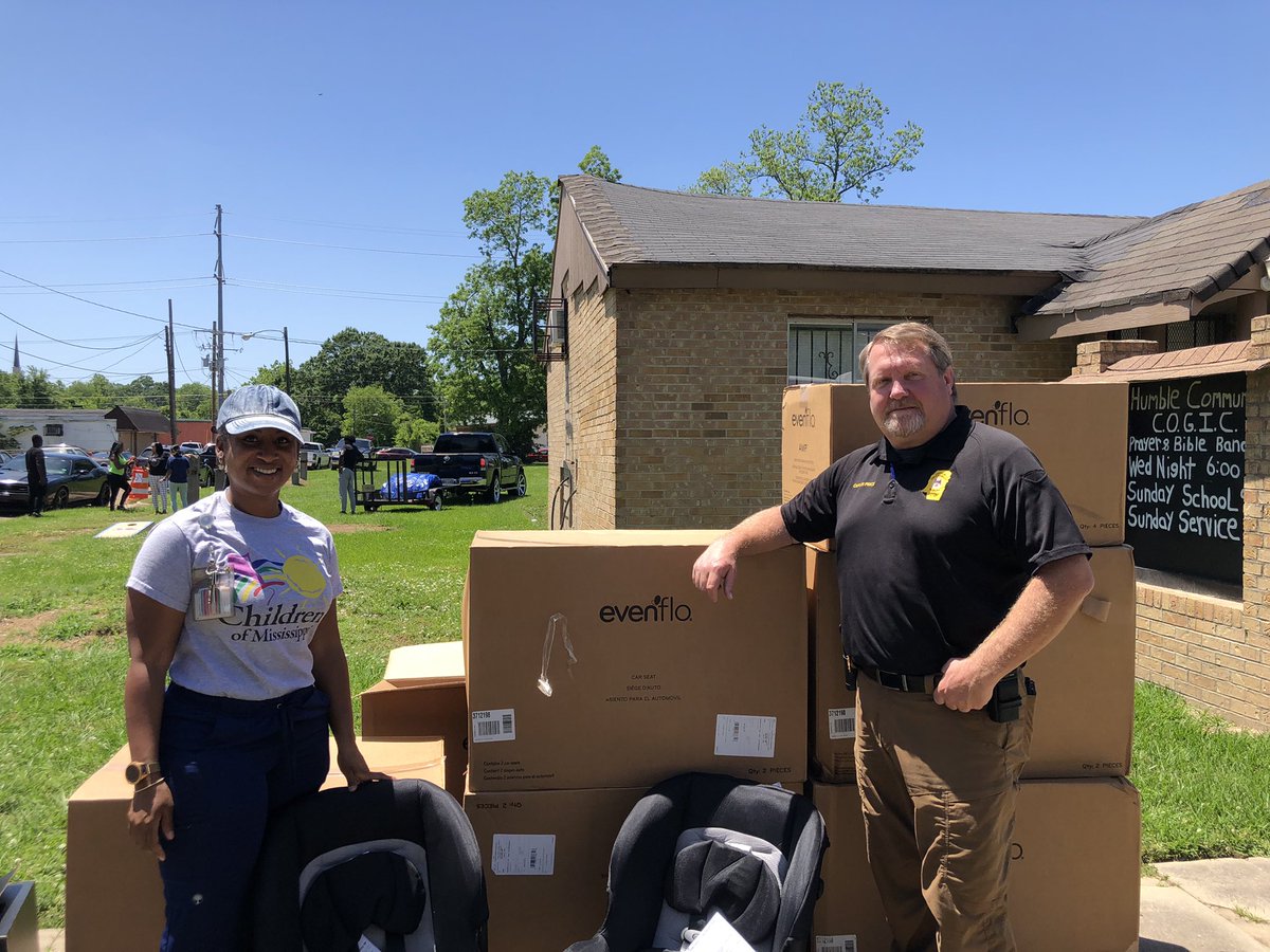 UMMCPolice's tweet photo. Great day at the @jxnfreeclinic for a community party! We will be here until 6p performing car seat and booster seat inspections. Stop and meet some of our officers and enjoy the event! #communitypolicing @SafekidsMs @UMMCnews #CommunityPartners https://t.co/B8obnP9kgY