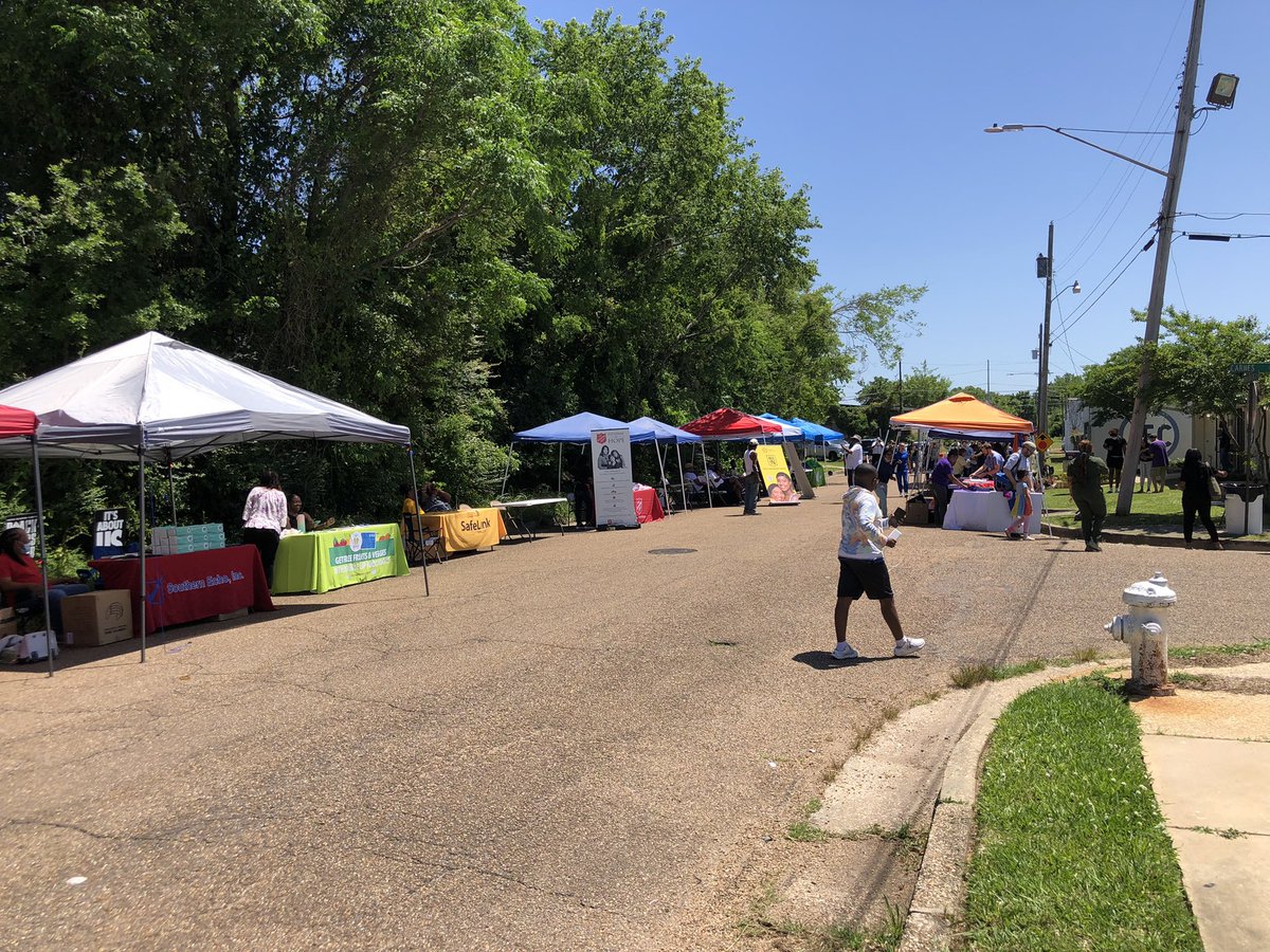 UMMCPolice's tweet photo. Great day at the @jxnfreeclinic for a community party! We will be here until 6p performing car seat and booster seat inspections. Stop and meet some of our officers and enjoy the event! #communitypolicing @SafekidsMs @UMMCnews #CommunityPartners https://t.co/B8obnP9kgY