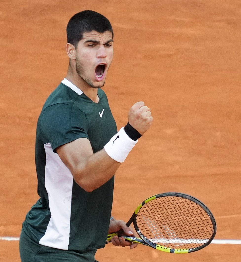 davidsainz's tweet photo. Alcaraz con 19 años habiéndose repasado a Nadal y Djokovic. / Yo con 19 años y mi compare er chino @carlosleeferrer después de habernos fumao un Sampras y un Agassi. https://t.co/rOgxS5FOIb