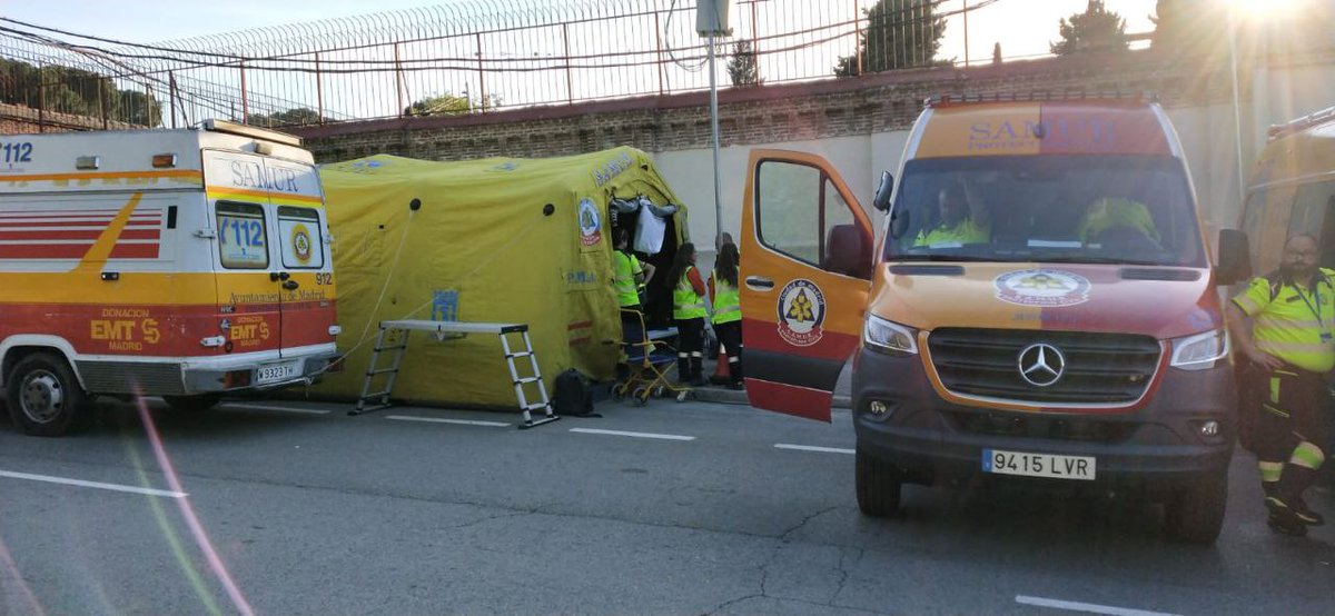 SAMUR_PC's tweet photo. En la Pradera de San Isidro, tenemos desplegado un operativo compuesto por unidades de SVB🚑, una unidad de SVA🚑, una unidad UPR, equipos a pie e instalado un PSA⛺ (Puesto Sanitario Avanzado).
#SanIsidroMadrid2022 https://t.co/FqKoCcEdpU