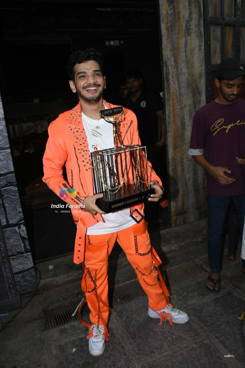salim27_'s tweet photo. Munawar mastermind Faruqui 
With LockUpp season 1 winning Trophy ❤
@munawar0018

#MunawarFaruqi 
#MunawarWinsLockUpp https://t.co/i5rOB37Q4S