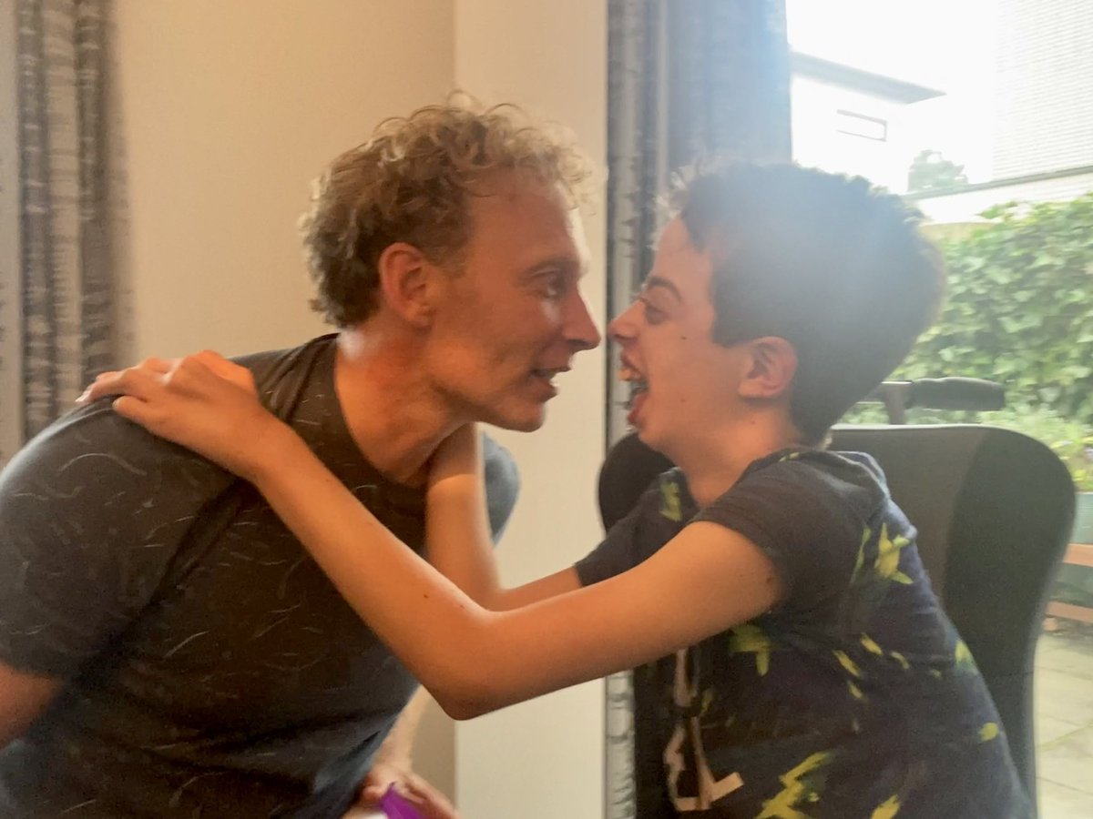 16 jaar geleden kreeg ik Joas, een zoon met meervoudige beperkingen. Wij leren daarmee leven en hijzelf weet niet anders. Maar zijn grootste beperking zit in meedoen in onze samenleving. Van leuke plekken die niet toegankelijk tot helemaal geen sociaal contact. (1/3)