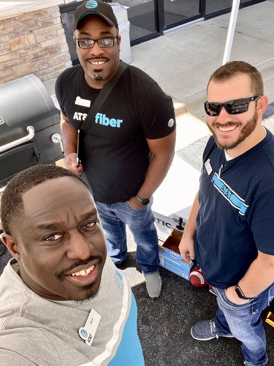 dgreen8987's tweet photo. Searcy is out here showing appreciation to our first responders! #lifeatatt @carlieasullivan @DylanStraub1 @DaveEdwards100 https://t.co/pzeGRAnsKa